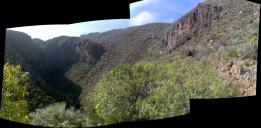 Pohled na amfiteátr s vodopádem jižně od Villa di Arico na Tenerife - 
skalní oblast El Saltadero